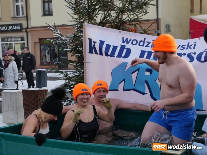 Zdjęcie w galerii na portalu naszwodzislaw.com: Wodzisław: Morsy zagrały z Wielką Orkiestrą Świątecznej Pomocy. Fotorelacja z popołudnia wiadomości z regionu