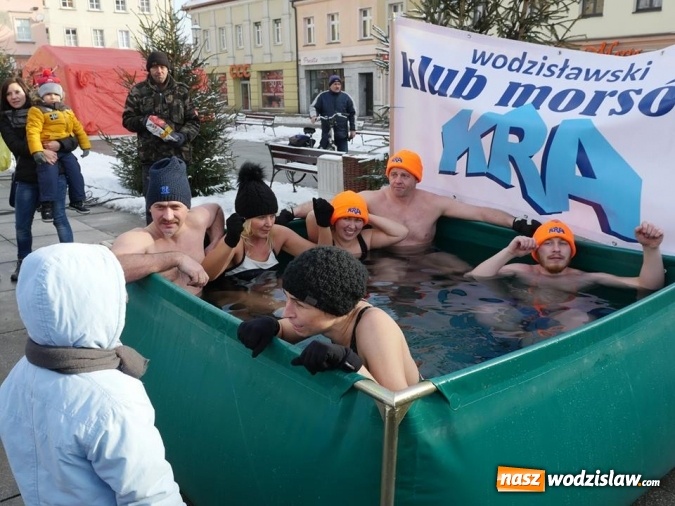 Zdjęcie w galerii na portalu naszwodzislaw.com: Wodzisław: Morsy zagrały z Wielką Orkiestrą Świątecznej Pomocy. Fotorelacja z popołudnia wiadomości z regionu