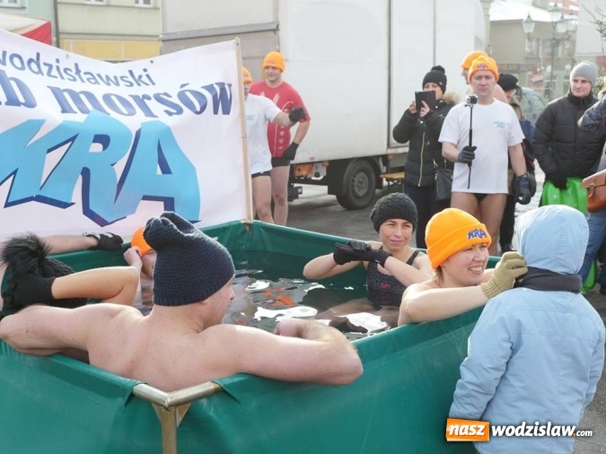 Zdjęcie w galerii na portalu naszwodzislaw.com: Wodzisław: Morsy zagrały z Wielką Orkiestrą Świątecznej Pomocy. Fotorelacja z popołudnia wiadomości z regionu