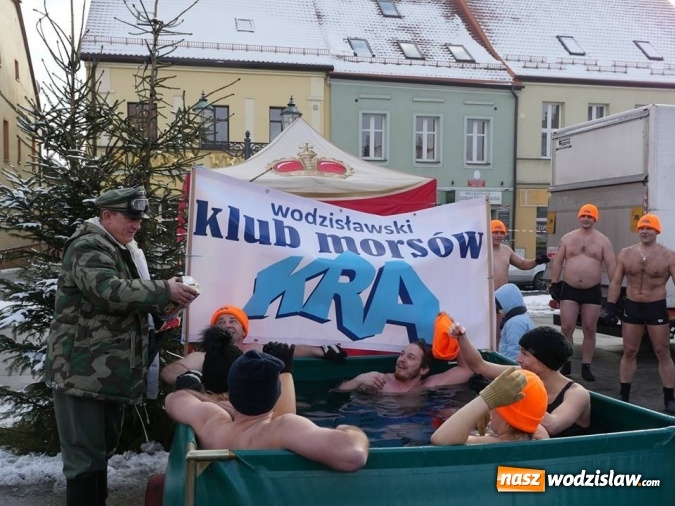 Zdjęcie w galerii na portalu naszwodzislaw.com: Wodzisław: Morsy zagrały z Wielką Orkiestrą Świątecznej Pomocy. Fotorelacja z popołudnia wiadomości z regionu