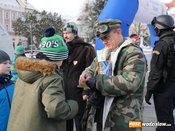 Zdjęcie w galerii na portalu naszwodzislaw.com: Wodzisław: Morsy zagrały z Wielką Orkiestrą Świątecznej Pomocy. Fotorelacja z popołudnia wiadomości z regionu