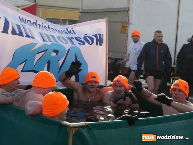 Zdjęcie w galerii na portalu naszwodzislaw.com: Wodzisław: Morsy zagrały z Wielką Orkiestrą Świątecznej Pomocy. Fotorelacja z popołudnia wiadomości z regionu