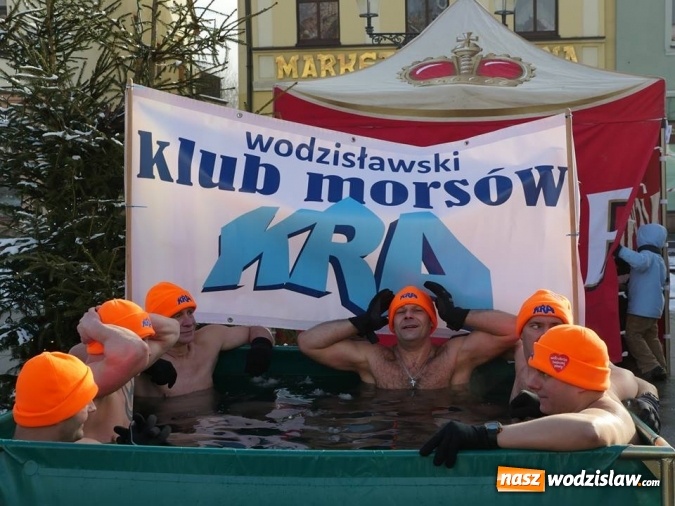 Zdjęcie w galerii na portalu naszwodzislaw.com: Wodzisław: Morsy zagrały z Wielką Orkiestrą Świątecznej Pomocy. Fotorelacja z popołudnia wiadomości z regionu