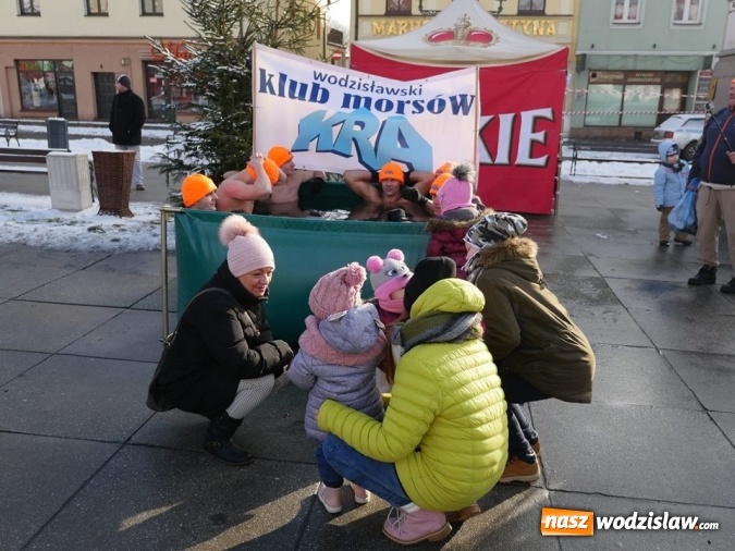 Zdjęcie w galerii na portalu naszwodzislaw.com: Wodzisław: Morsy zagrały z Wielką Orkiestrą Świątecznej Pomocy. Fotorelacja z popołudnia wiadomości z regionu