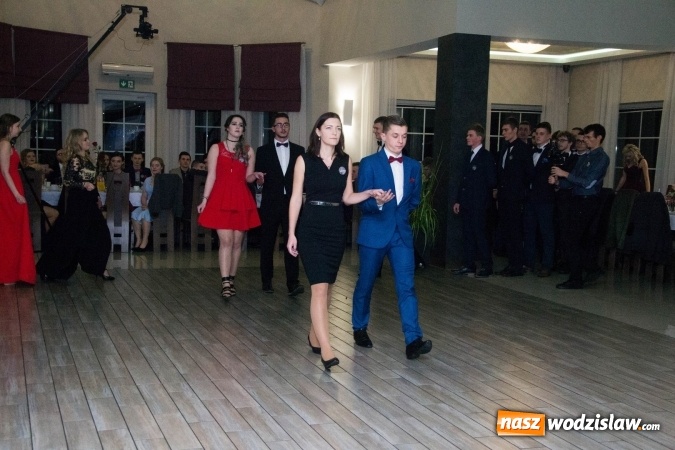 Zdjęcie w galerii na portalu naszwodzislaw.com: Maturzyści z Tischnera świętują studni&oacute;wkę w Premium wiadomości z regionu