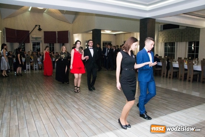 Zdjęcie w galerii na portalu naszwodzislaw.com: Maturzyści z Tischnera świętują studni&oacute;wkę w Premium wiadomości z regionu