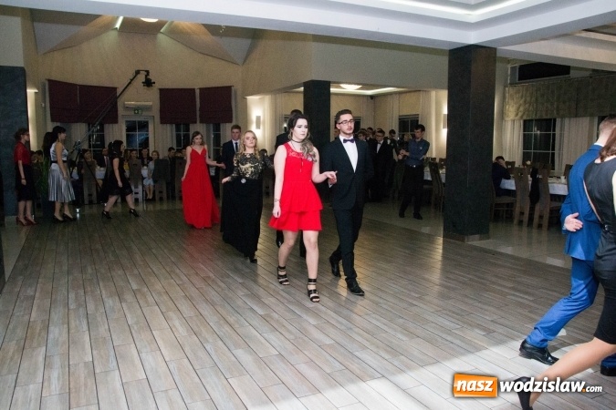 Zdjęcie w galerii na portalu naszwodzislaw.com: Maturzyści z Tischnera świętują studni&oacute;wkę w Premium wiadomości z regionu