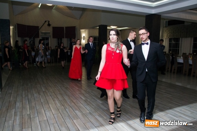 Zdjęcie w galerii na portalu naszwodzislaw.com: Maturzyści z Tischnera świętują studni&oacute;wkę w Premium wiadomości z regionu