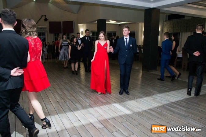 Zdjęcie w galerii na portalu naszwodzislaw.com: Maturzyści z Tischnera świętują studni&oacute;wkę w Premium wiadomości z regionu