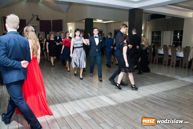 Zdjęcie w galerii na portalu naszwodzislaw.com: Maturzyści z Tischnera świętują studni&oacute;wkę w Premium wiadomości z regionu