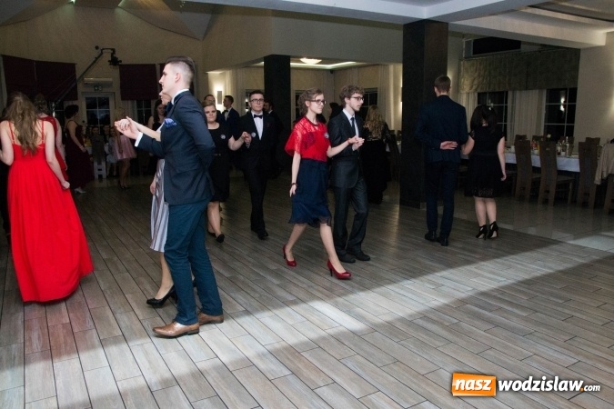 Zdjęcie w galerii na portalu naszwodzislaw.com: Maturzyści z Tischnera świętują studni&oacute;wkę w Premium wiadomości z regionu