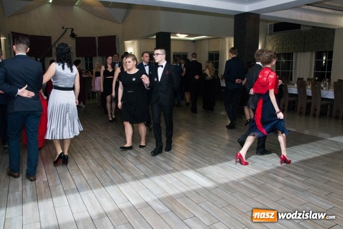 Zdjęcie w galerii na portalu naszwodzislaw.com: Maturzyści z Tischnera świętują studni&oacute;wkę w Premium wiadomości z regionu