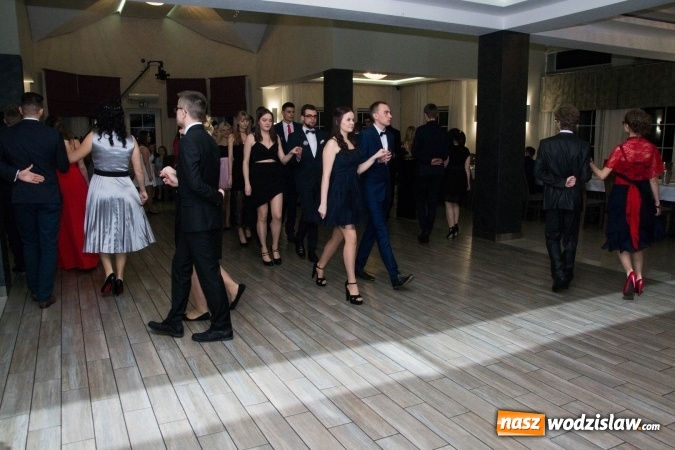 Zdjęcie w galerii na portalu naszwodzislaw.com: Maturzyści z Tischnera świętują studni&oacute;wkę w Premium wiadomości z regionu