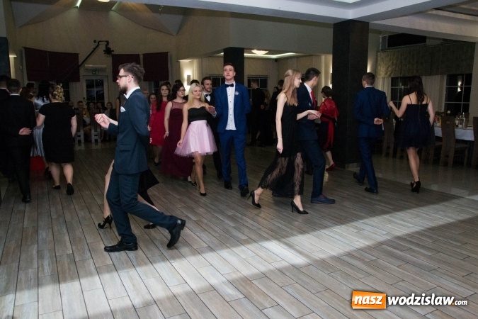 Zdjęcie w galerii na portalu naszwodzislaw.com: Maturzyści z Tischnera świętują studni&oacute;wkę w Premium wiadomości z regionu