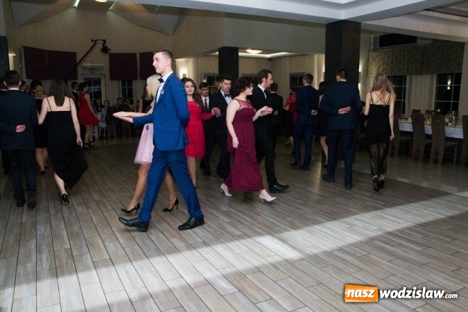 Zdjęcie w galerii na portalu naszwodzislaw.com: Maturzyści z Tischnera świętują studni&oacute;wkę w Premium wiadomości z regionu