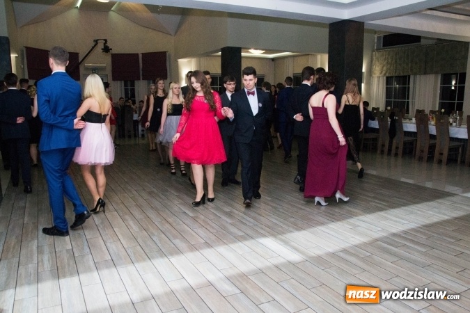 Zdjęcie w galerii na portalu naszwodzislaw.com: Maturzyści z Tischnera świętują studni&oacute;wkę w Premium wiadomości z regionu