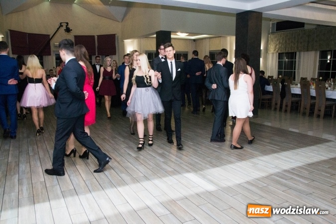 Zdjęcie w galerii na portalu naszwodzislaw.com: Maturzyści z Tischnera świętują studni&oacute;wkę w Premium wiadomości z regionu