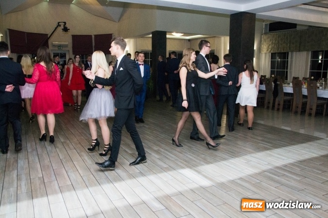 Zdjęcie w galerii na portalu naszwodzislaw.com: Maturzyści z Tischnera świętują studni&oacute;wkę w Premium wiadomości z regionu