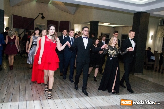 Zdjęcie w galerii na portalu naszwodzislaw.com: Maturzyści z Tischnera świętują studni&oacute;wkę w Premium wiadomości z regionu