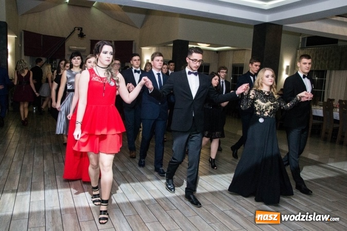 Zdjęcie w galerii na portalu naszwodzislaw.com: Maturzyści z Tischnera świętują studni&oacute;wkę w Premium wiadomości z regionu