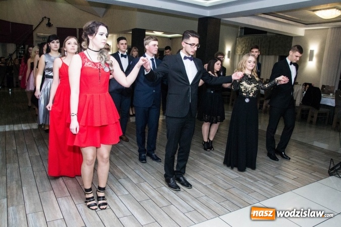 Zdjęcie w galerii na portalu naszwodzislaw.com: Maturzyści z Tischnera świętują studni&oacute;wkę w Premium wiadomości z regionu