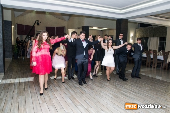 Zdjęcie w galerii na portalu naszwodzislaw.com: Maturzyści z Tischnera świętują studni&oacute;wkę w Premium wiadomości z regionu