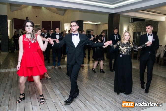 Zdjęcie w galerii na portalu naszwodzislaw.com: Maturzyści z Tischnera świętują studni&oacute;wkę w Premium wiadomości z regionu