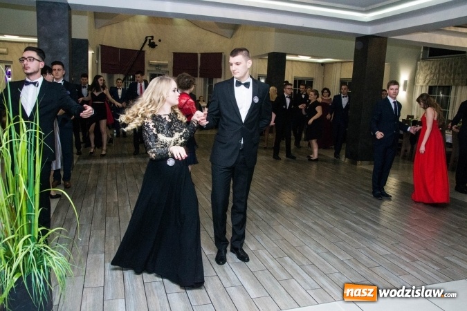 Zdjęcie w galerii na portalu naszwodzislaw.com: Maturzyści z Tischnera świętują studni&oacute;wkę w Premium wiadomości z regionu