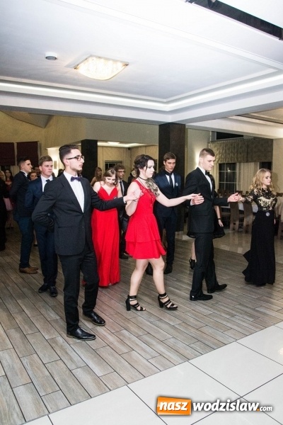 Zdjęcie w galerii na portalu naszwodzislaw.com: Maturzyści z Tischnera świętują studni&oacute;wkę w Premium wiadomości z regionu