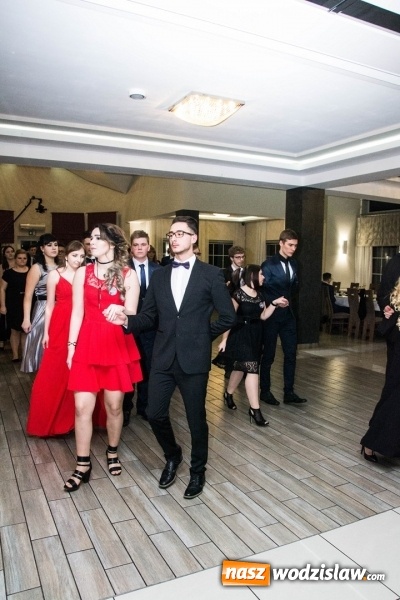 Zdjęcie w galerii na portalu naszwodzislaw.com: Maturzyści z Tischnera świętują studni&oacute;wkę w Premium wiadomości z regionu