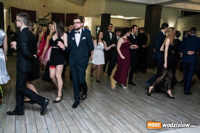 Zdjęcie w galerii na portalu naszwodzislaw.com: Maturzyści z Tischnera świętują studni&oacute;wkę w Premium wiadomości z regionu