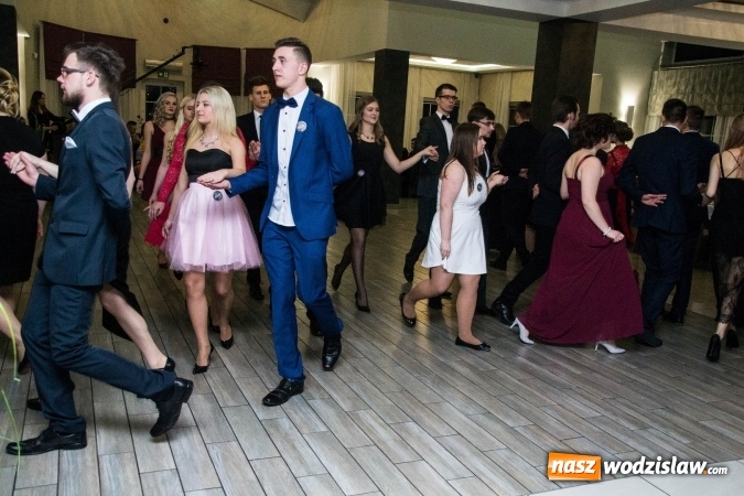 Zdjęcie w galerii na portalu naszwodzislaw.com: Maturzyści z Tischnera świętują studni&oacute;wkę w Premium wiadomości z regionu