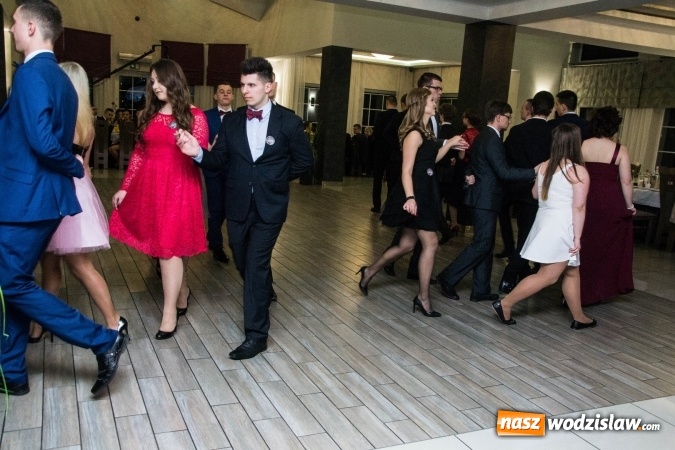 Zdjęcie w galerii na portalu naszwodzislaw.com: Maturzyści z Tischnera świętują studni&oacute;wkę w Premium wiadomości z regionu