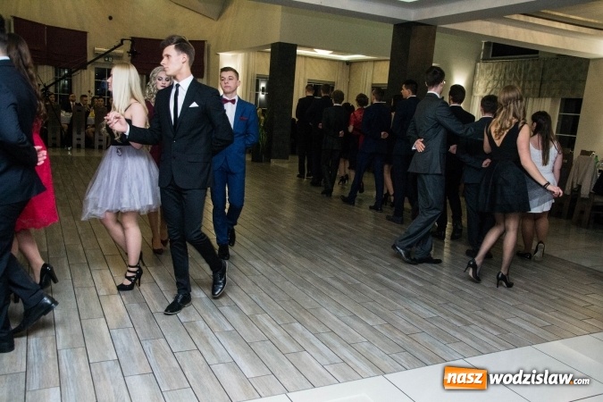 Zdjęcie w galerii na portalu naszwodzislaw.com: Maturzyści z Tischnera świętują studni&oacute;wkę w Premium wiadomości z regionu