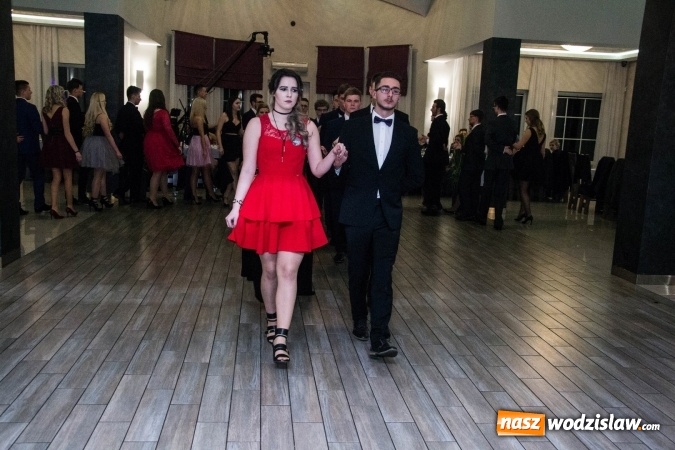 Zdjęcie w galerii na portalu naszwodzislaw.com: Maturzyści z Tischnera świętują studni&oacute;wkę w Premium wiadomości z regionu