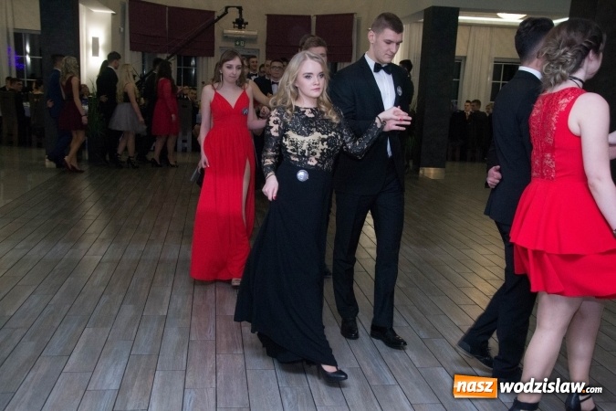 Zdjęcie w galerii na portalu naszwodzislaw.com: Maturzyści z Tischnera świętują studni&oacute;wkę w Premium wiadomości z regionu