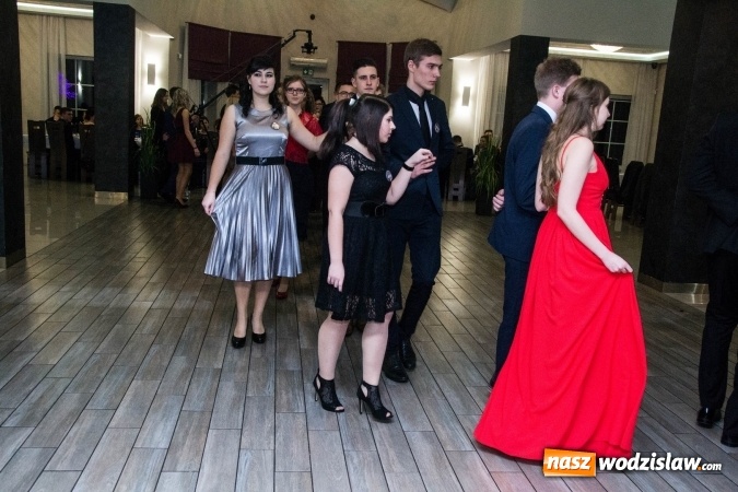 Zdjęcie w galerii na portalu naszwodzislaw.com: Maturzyści z Tischnera świętują studni&oacute;wkę w Premium wiadomości z regionu