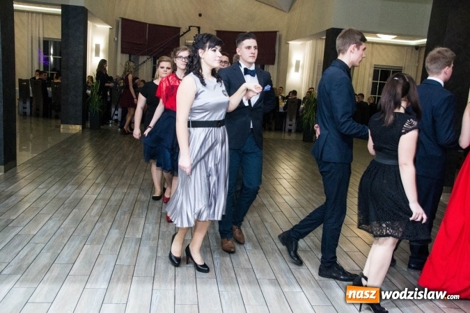 Zdjęcie w galerii na portalu naszwodzislaw.com: Maturzyści z Tischnera świętują studni&oacute;wkę w Premium wiadomości z regionu