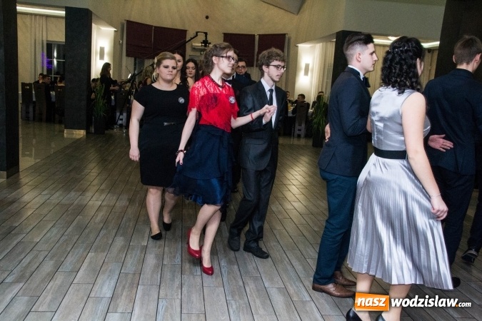 Zdjęcie w galerii na portalu naszwodzislaw.com: Maturzyści z Tischnera świętują studni&oacute;wkę w Premium wiadomości z regionu