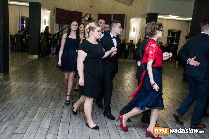 Zdjęcie w galerii na portalu naszwodzislaw.com: Maturzyści z Tischnera świętują studni&oacute;wkę w Premium wiadomości z regionu