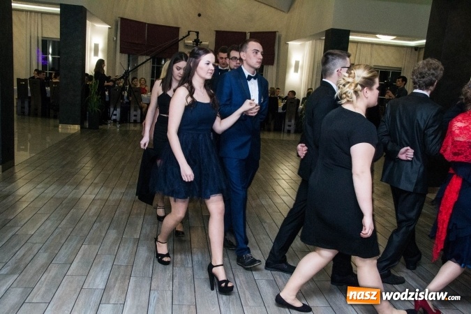 Zdjęcie w galerii na portalu naszwodzislaw.com: Maturzyści z Tischnera świętują studni&oacute;wkę w Premium wiadomości z regionu