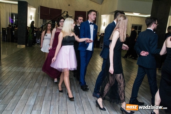 Zdjęcie w galerii na portalu naszwodzislaw.com: Maturzyści z Tischnera świętują studni&oacute;wkę w Premium wiadomości z regionu