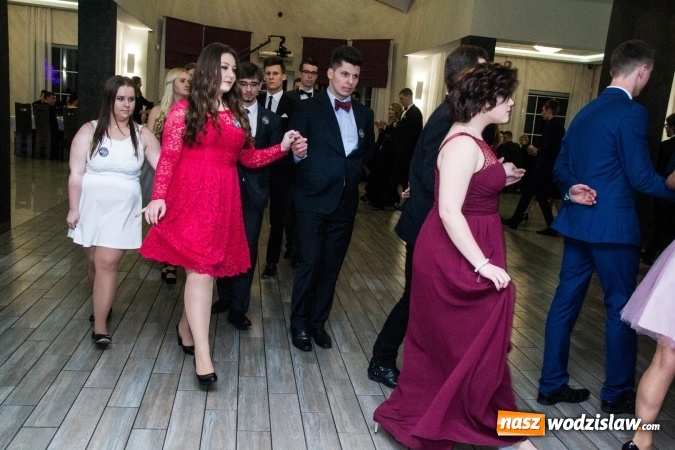 Zdjęcie w galerii na portalu naszwodzislaw.com: Maturzyści z Tischnera świętują studni&oacute;wkę w Premium wiadomości z regionu