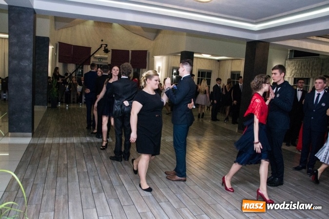 Zdjęcie w galerii na portalu naszwodzislaw.com: Maturzyści z Tischnera świętują studni&oacute;wkę w Premium wiadomości z regionu