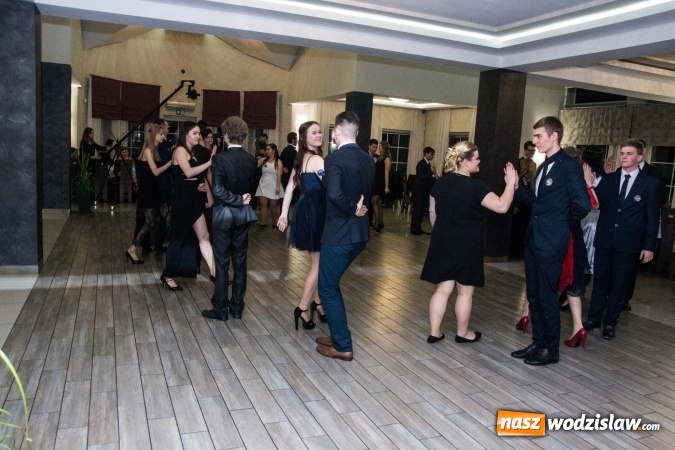 Zdjęcie w galerii na portalu naszwodzislaw.com: Maturzyści z Tischnera świętują studni&oacute;wkę w Premium wiadomości z regionu