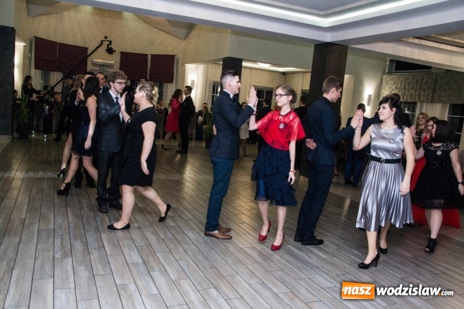 Zdjęcie w galerii na portalu naszwodzislaw.com: Maturzyści z Tischnera świętują studni&oacute;wkę w Premium wiadomości z regionu