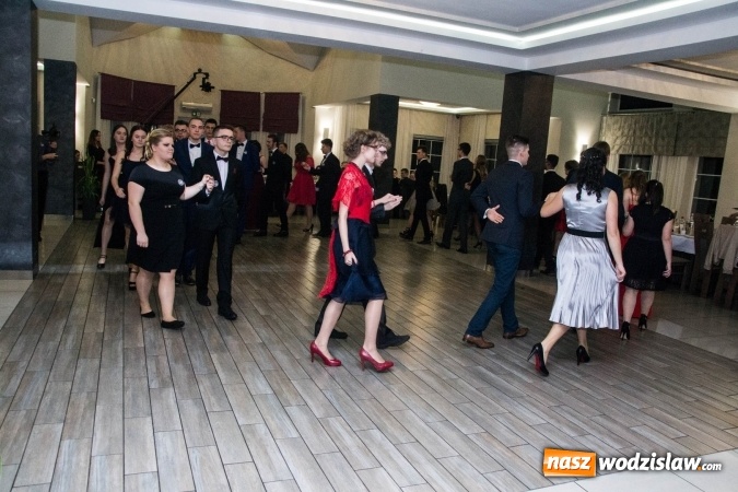 Zdjęcie w galerii na portalu naszwodzislaw.com: Maturzyści z Tischnera świętują studni&oacute;wkę w Premium wiadomości z regionu