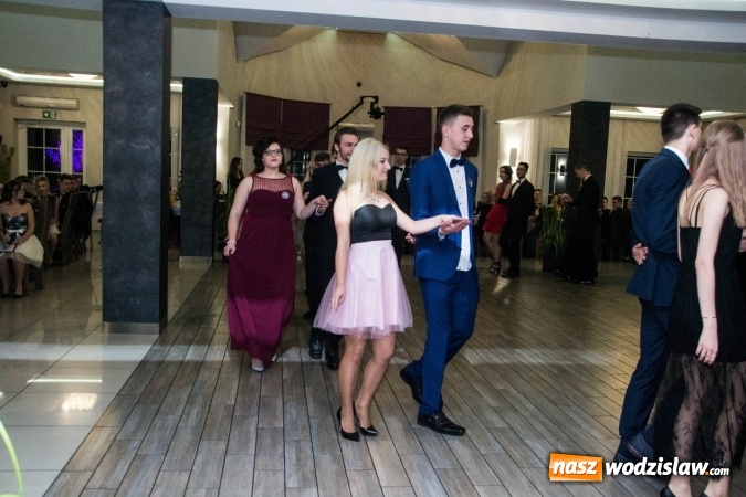 Zdjęcie w galerii na portalu naszwodzislaw.com: Maturzyści z Tischnera świętują studni&oacute;wkę w Premium wiadomości z regionu