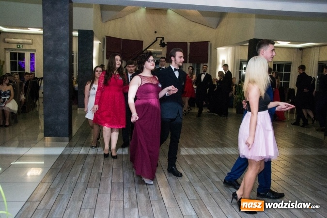 Zdjęcie w galerii na portalu naszwodzislaw.com: Maturzyści z Tischnera świętują studni&oacute;wkę w Premium wiadomości z regionu