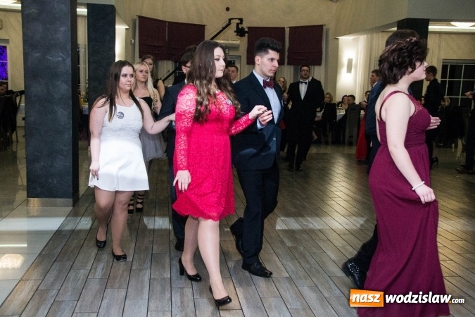 Zdjęcie w galerii na portalu naszwodzislaw.com: Maturzyści z Tischnera świętują studni&oacute;wkę w Premium wiadomości z regionu